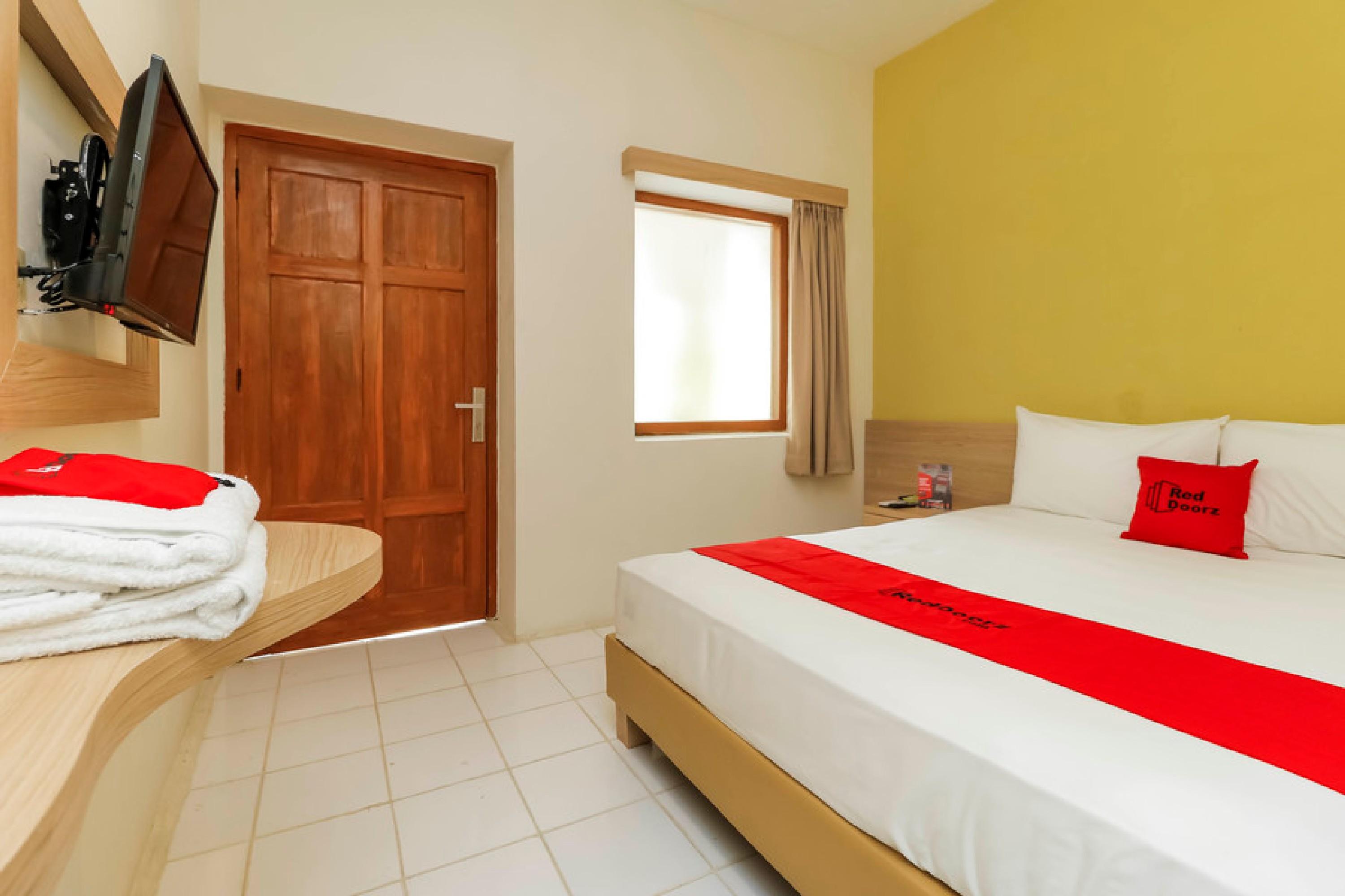 RedDoorz Plus @ Slamet Riyadi Solo Buitenkant foto