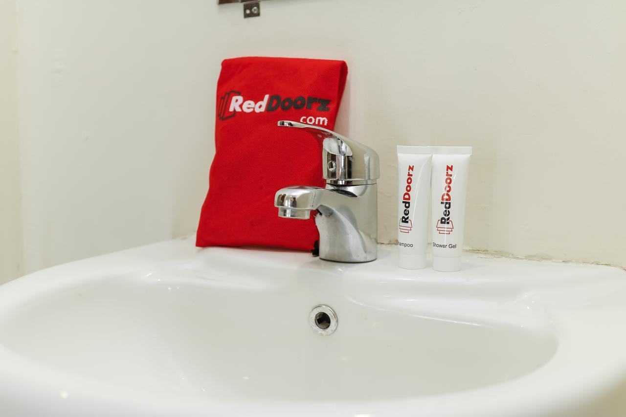 RedDoorz Plus @ Slamet Riyadi Solo Buitenkant foto