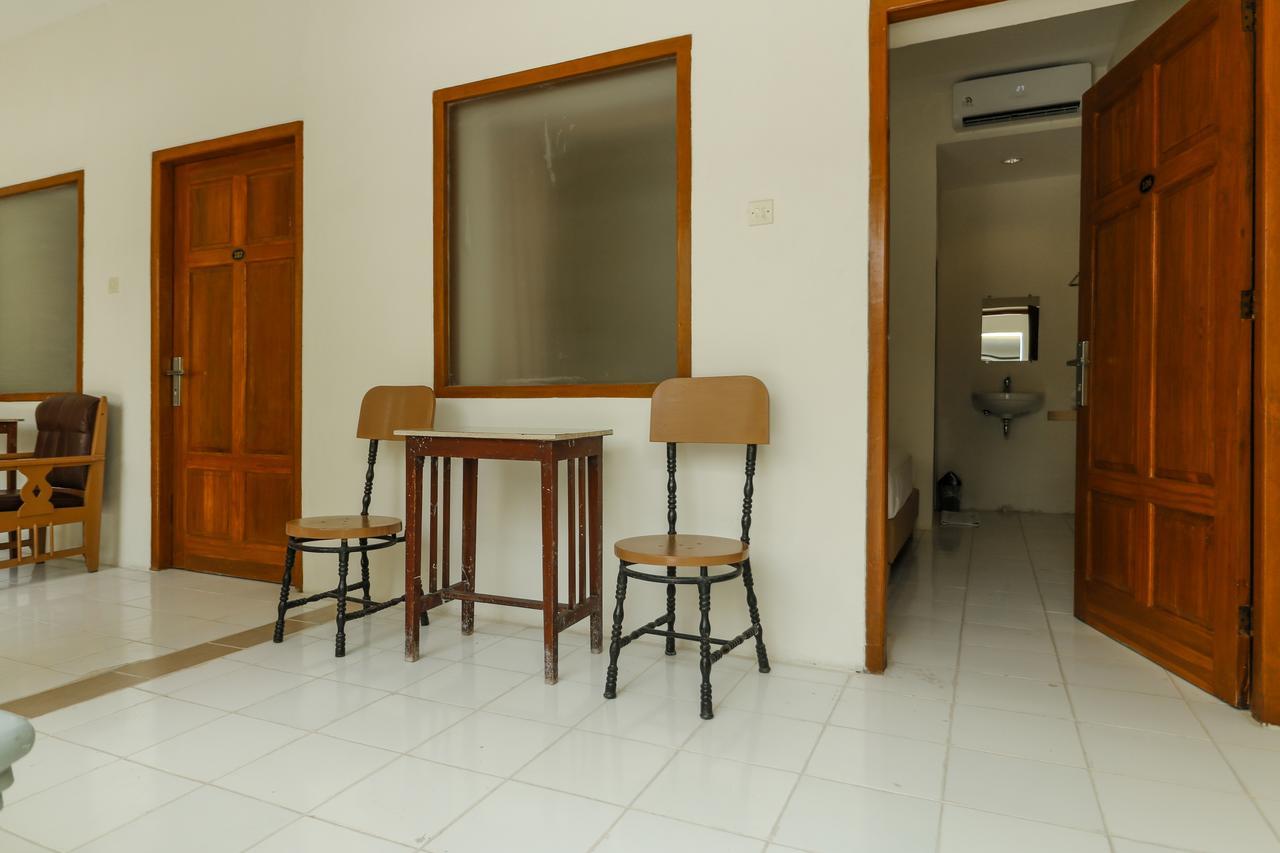 RedDoorz Plus @ Slamet Riyadi Solo Buitenkant foto