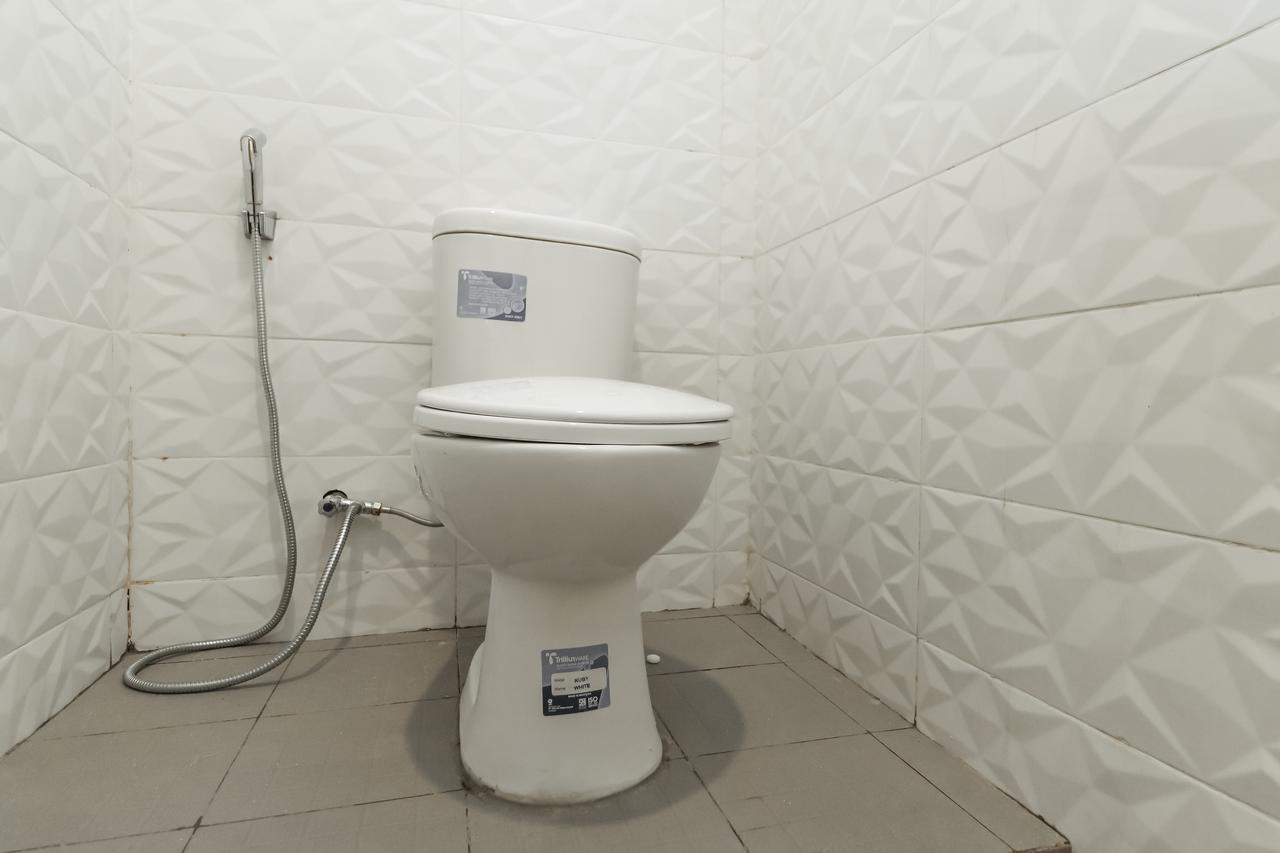 RedDoorz Plus @ Slamet Riyadi Solo Buitenkant foto