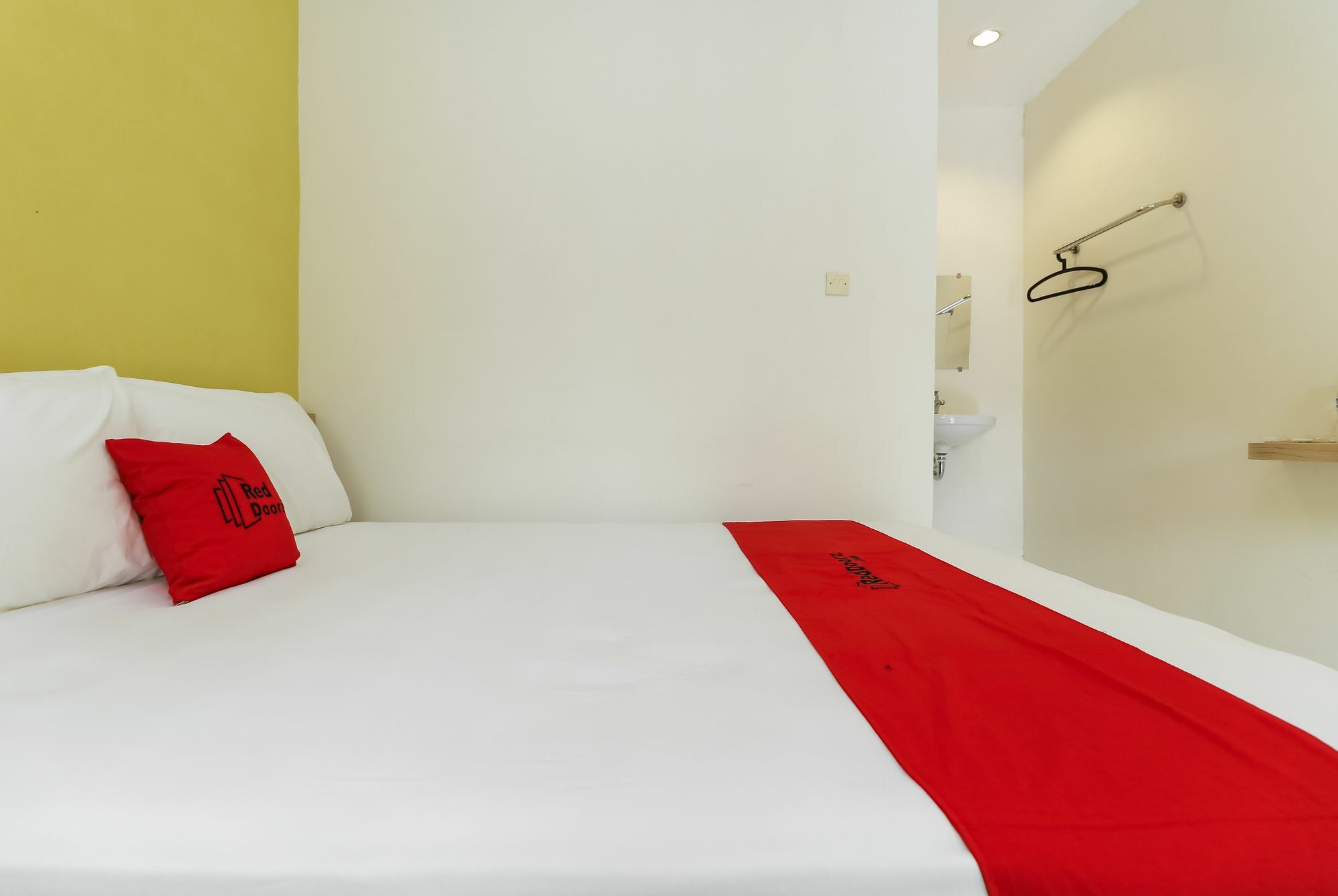 RedDoorz Plus @ Slamet Riyadi Solo Buitenkant foto