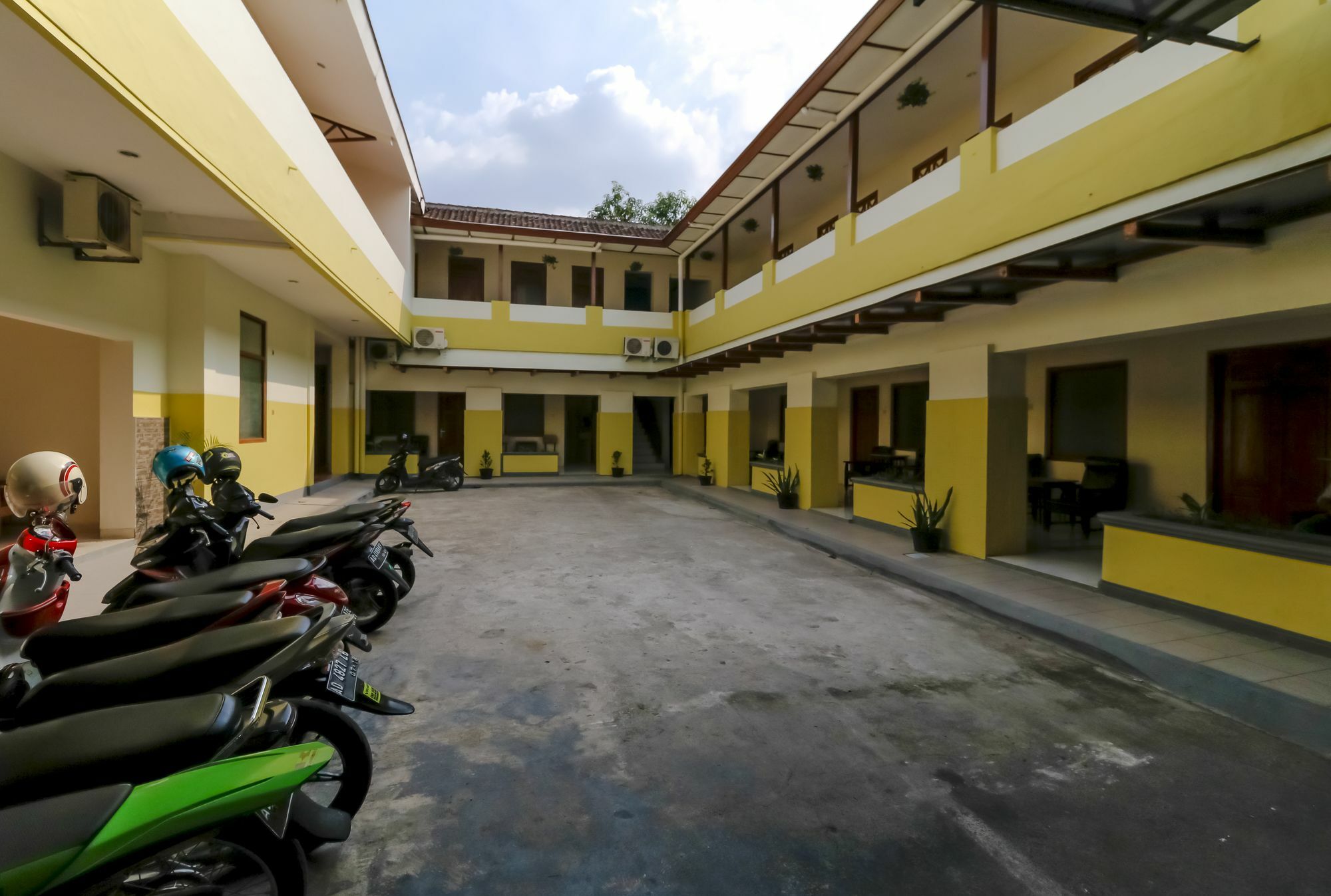RedDoorz Plus @ Slamet Riyadi Solo Buitenkant foto
